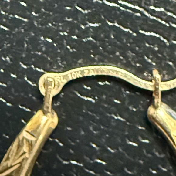 10K Gold Hoop Earrings Oval Textured - Picture 4 of 8